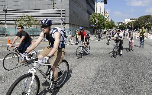 洛杉矶治堵:汽车道改自行车专用道 骑车上班吧!