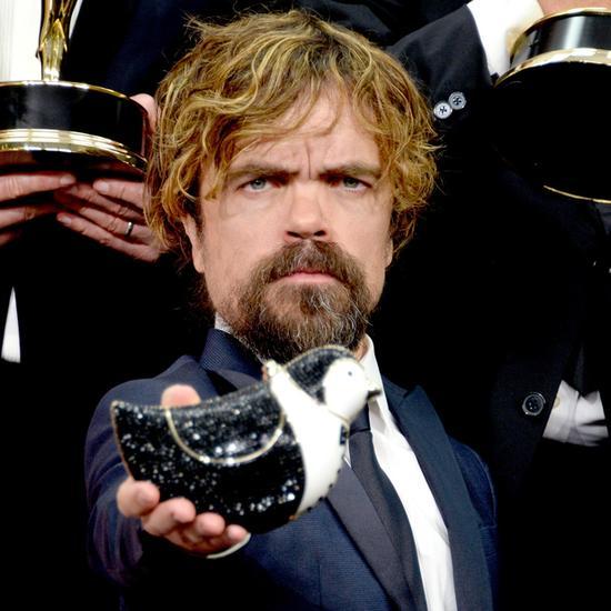 惊呆了!"小恶魔"为上台领奖 把口香糖吐老婆嘴里