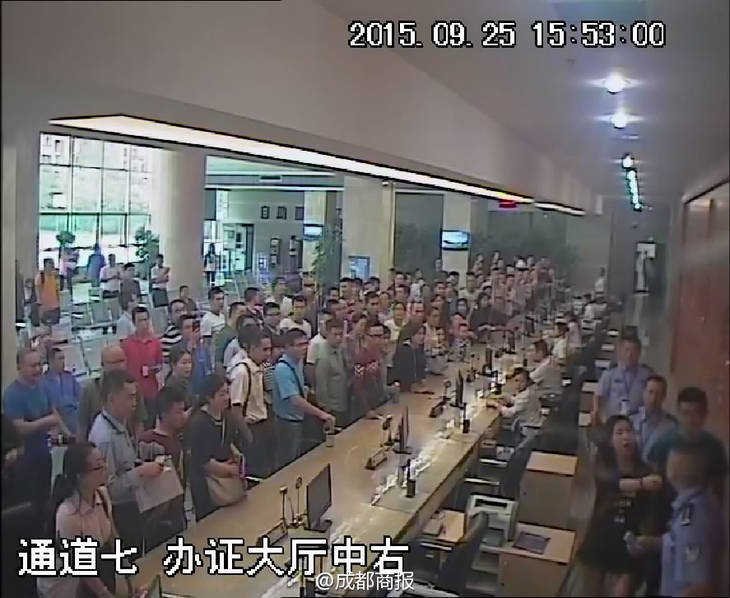 姐弟处理违章时闹事 竟然翻入办公区殴打警察(图)