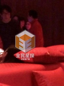 房祖名再次被拍现身夜店 主动与长发美女攀谈(图)