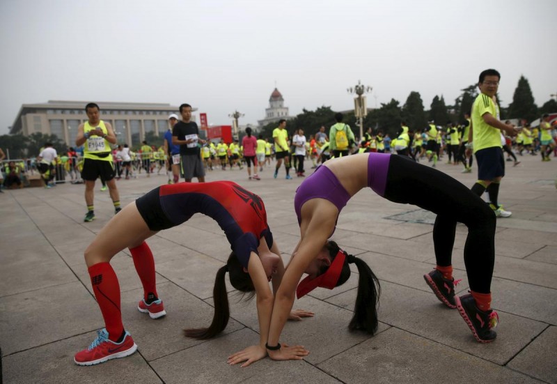 雾霾、尿马路、奇葩造型:北京马拉松面面观(图)