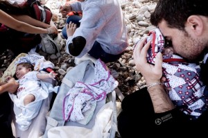 难民夫妇将双胞胎婴儿装进提包偷渡爱琴海(组图)