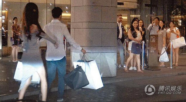 赌王20岁儿子恋23岁整容女星 为其采购甘当挑夫