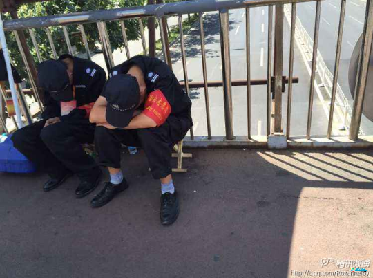 "平安北京"阅兵志愿者:睡桥洞躲雨 啃馒头充饥