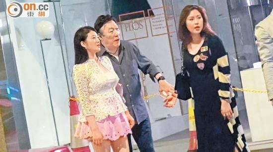 70岁陈欣健夜蒲醉意十足 牵俩嫩妹聊不停(组图)