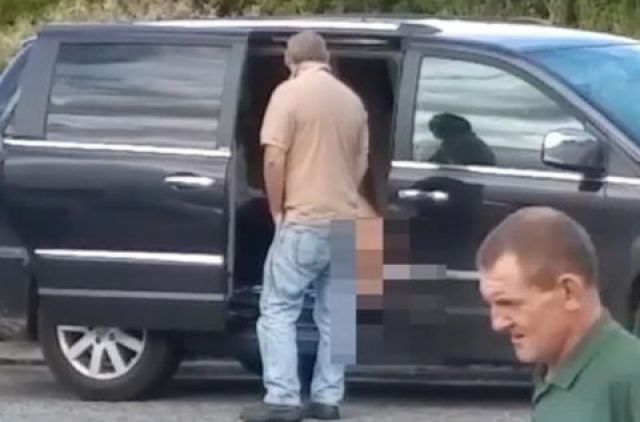 夸张!英国女子在车上自慰 还打开门任人看(图)