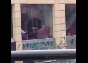 女子星巴克当众自慰 男友拿手机拍摄(图)