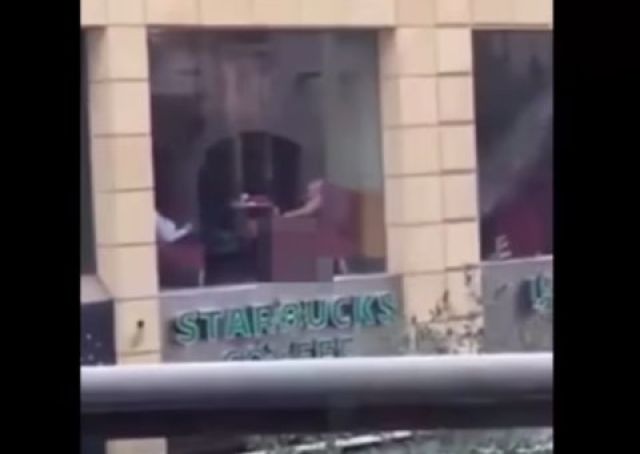 女子星巴克当众自慰 男友拿手机拍摄(图)