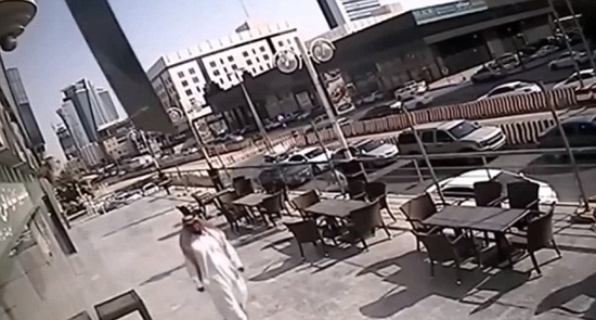 死神来了!监拍:路人险被天降玻璃劈成两半(视)