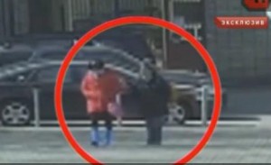 中情局特工戴人皮面具 男扮女装在莫斯科行动(图)