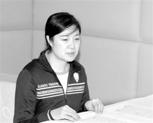 落马女县委书记: 丈夫坐女性家属桌 想用权补偿他