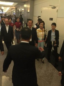 连战看完阅兵式微笑回台湾 不回答任何问题(图)