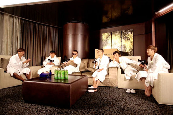 无家可归?50亿影帝黄渤深夜坐街边啃香肠(图)