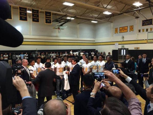 习近平在林肯高中获赠1号球衣 共获赠过8件球衣