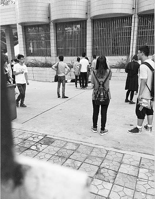 悲剧!济南大学楼顶坠落天井盖砸死大一新生(图)