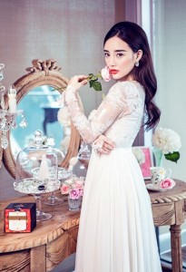 辣妈李小璐优雅女人味大片 性感身姿曼妙