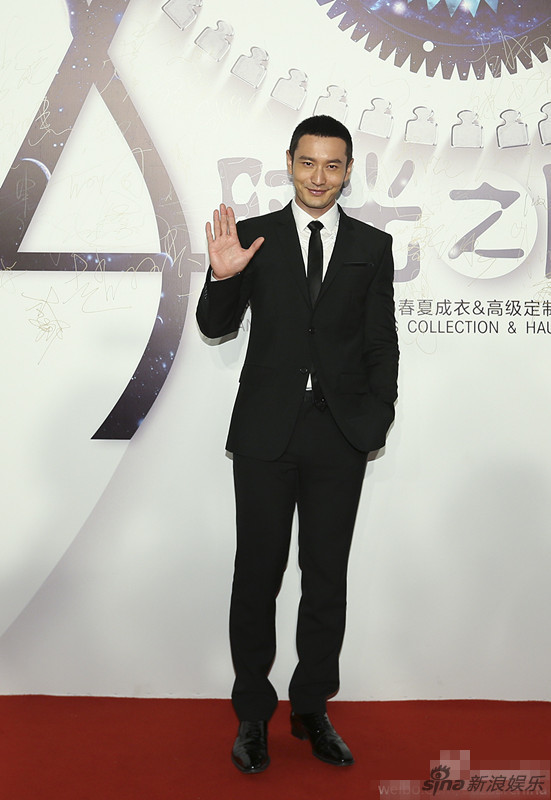 组图:一男配三女!双冰携手教主Baby同排看秀