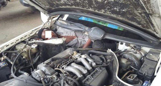 欧洲偷渡难民藏汽车发动机 命悬一线得警方解救