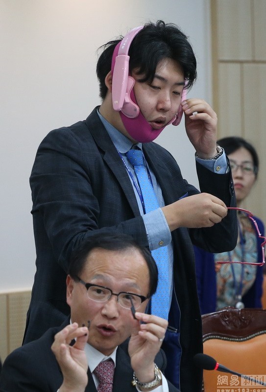 韩议员助理戴"整容神器" 疾呼:太损害国民健康了