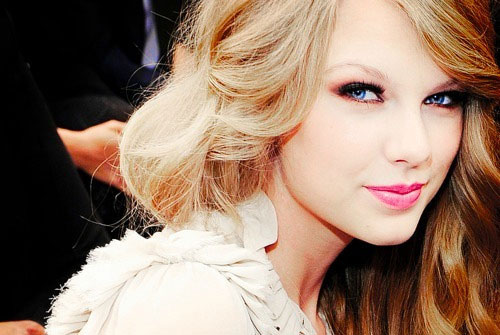 泰勒屁股遭咸猪手 反被人告:害我丢工作(图)