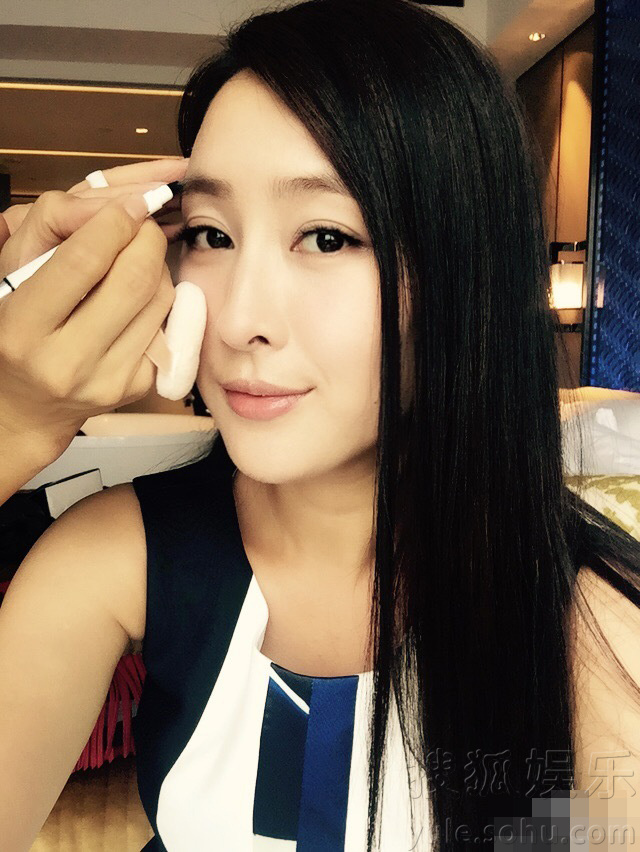 美照6连拍!马苏晒自拍五官精致 自嘲皮肤黑(图)