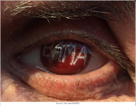 美国粉丝太疯狂!假眼球上写球队名(图)