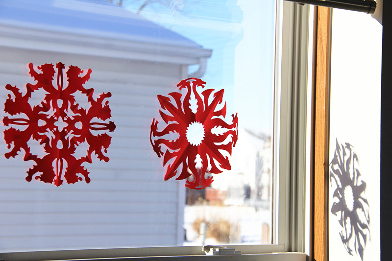 二十八， 贴窗花