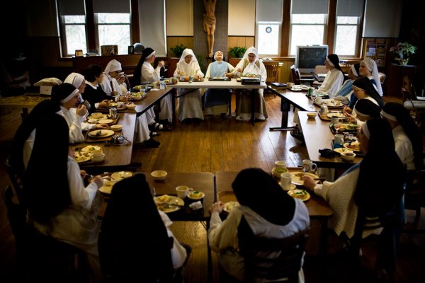 实拍:二十多岁修女的生活是怎样的?(组图)