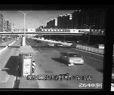 男子“扑向”汽车被撞身亡 网友:司机倒霉(组图)