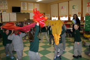 自制舞龙用的龙，给小朋友讲春节时候，可以作为一个现场活动