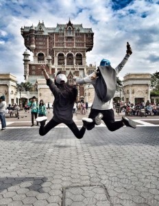 男友力max！郑恺携女友游迪斯尼 让女方骑脖子