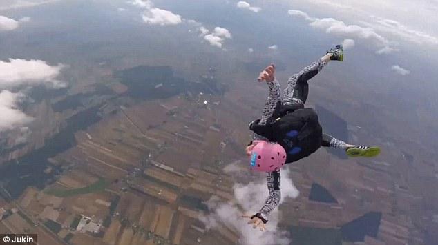 惊险!少年跳伞急速失控 父亲万米高空救子(视频)