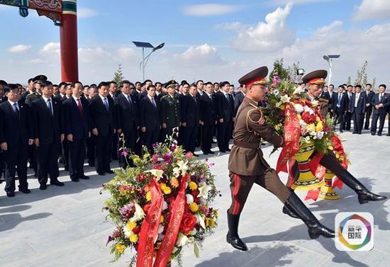 刘云山向金日成金正日塑像献花 祭扫志愿军陵园