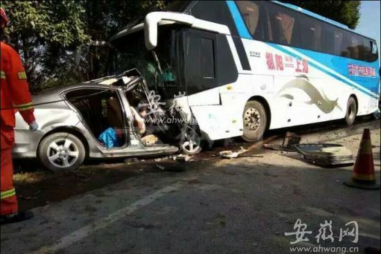 安徽接亲轿车撞大客车致7人遇难 其中2名小孩(图)