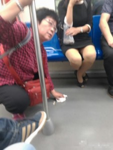 上海地铁一女生嗑瓜子乱扔壳 旁边阿姨捡起(组图)