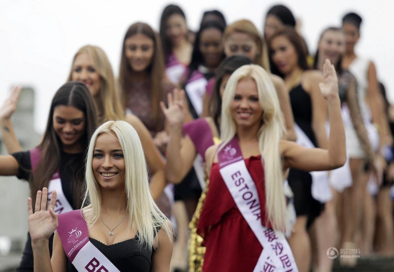 国际旅游小姐总决赛浙江平阳开幕 佳丽冒雨走秀