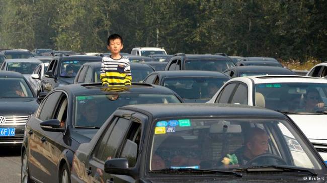 中国黄金周:“明知高速堵,偏去路上堵”(图)