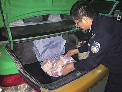 西安:4男子抢付出租车钱 百万现金遗落后备箱