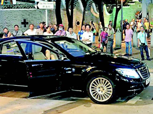 一声巨响!他跳楼插入奔驰天窗 司机吓坏(图)