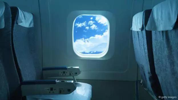 揭秘飞机客舱清洁工作:经济舱最脏(组图)