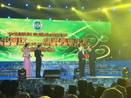 李双江成都荣获绿色公益大使称号 现场高歌(图)