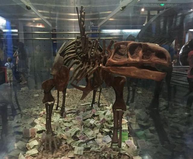 热帖:中国人为什么特别爱在景区扔钱?(图)