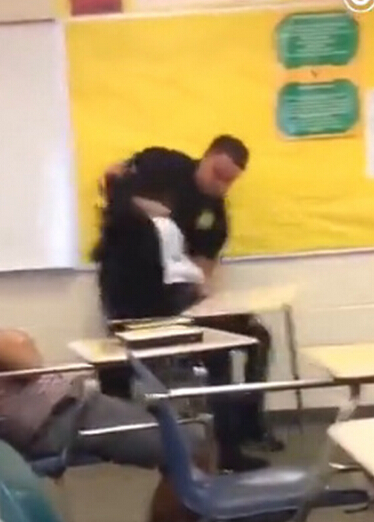 美国女生被粗暴拖出教室续:校警被开除(图)