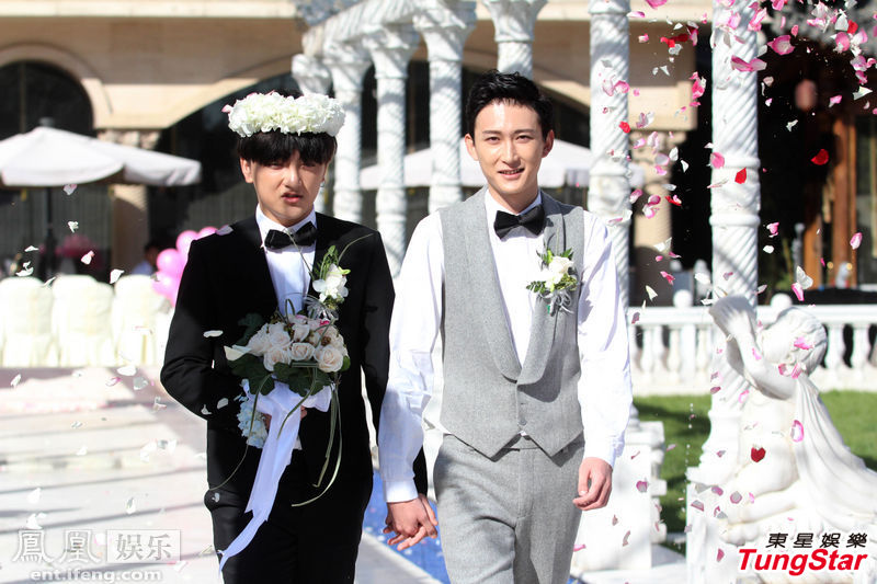 勇敢爱!"男版周迅"与同性男友结婚 当众舌吻(图)