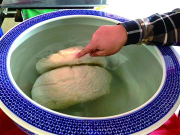 青岛老人清理枣树挖出雪白太岁 有人出价50万买走