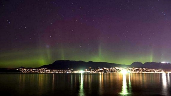 北极光造访温哥华北岸 摄影师捕捉美景
