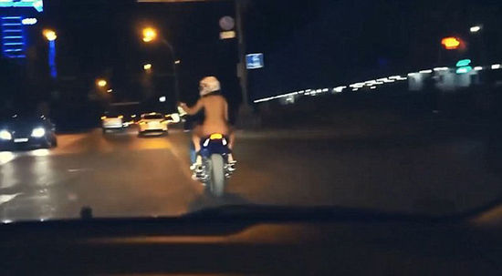 俄女子寒夜裸体乘摩托 网友:身材并不惊艳(图)