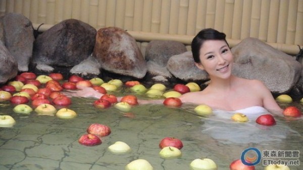 女星挺白嫩肌肤泡澡 男友看照吃醋:好风骚(组图)