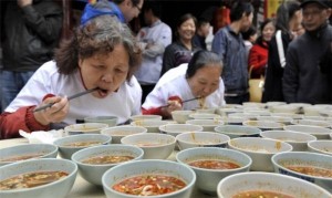 男子一分钟吃43碗岐山臊子面 获“白吃证”(组图)