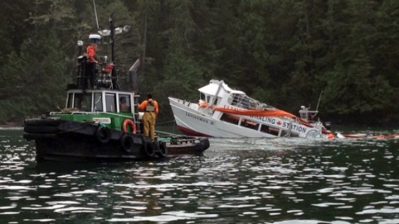 赏鲸船翻沉案调查 疑因增盖甲板看台